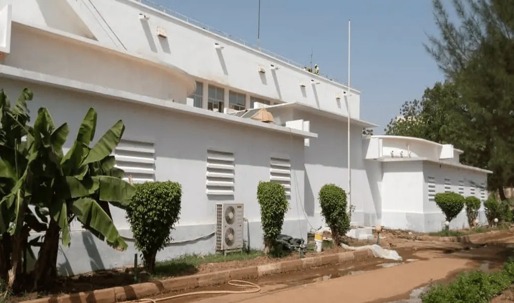 Présidence du Faso — Façade arrière — avant intervention · avant